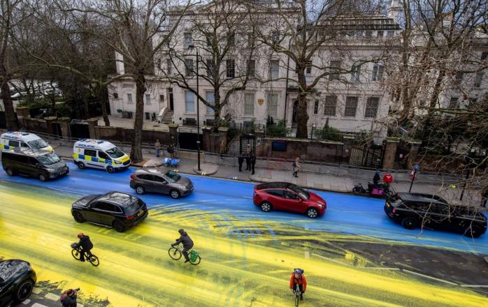 Дорога у посольства рф в Лондоне стала желто-голубой (ФОТО)