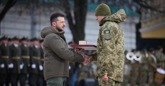 Зеленский вручил звание Героя Украины защитникам. Фото: ОПУ