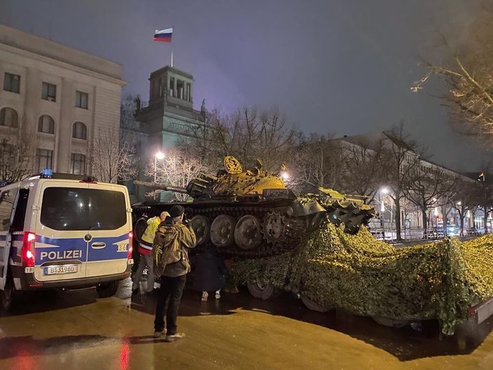 На Берлін! Біля посольства рф встановили підбитий під Києвом російський танк