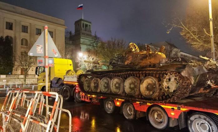 На Берлін! Біля посольства рф встановили підбитий під Києвом російський танк