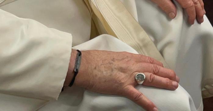 Папі Римському передали браслет зі сталі «Азовсталі», фото: Маріупольська міськрада