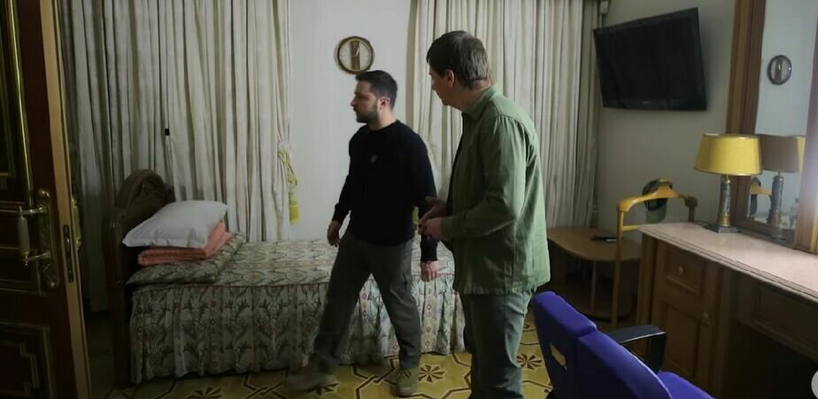 Зеленський показав кімнату, в якій живе від початку війни, і свій гардероб
