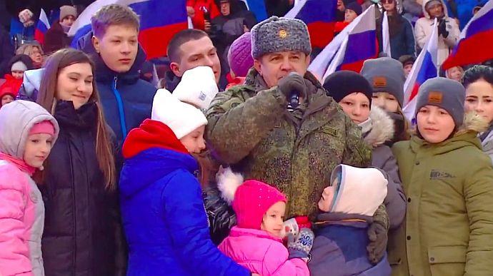 На концерті в Лужниках діти дякували російській армії за порятунок. Вони з Маріуполя, у двох під обстрілом загинула мати