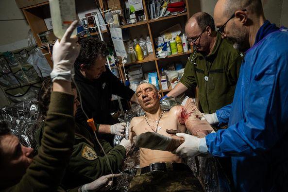 Времени поесть нет – фото медиков и раненых из полевого госпиталя в Бахмуте