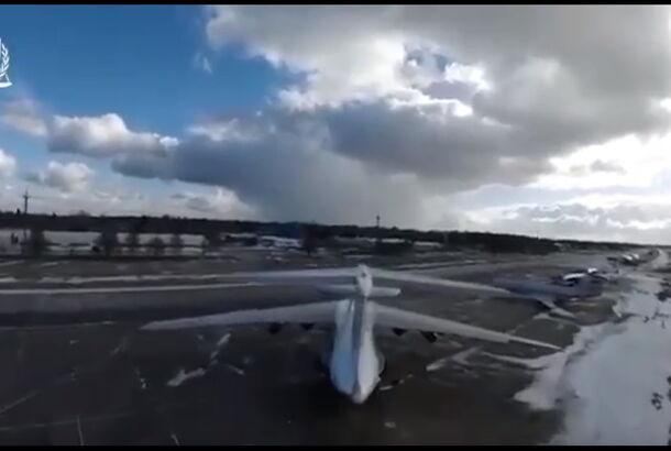 СМИ опубликовали новое видео с аэродрома в Мачулищах - на нем дрон сел на нос А-50У
