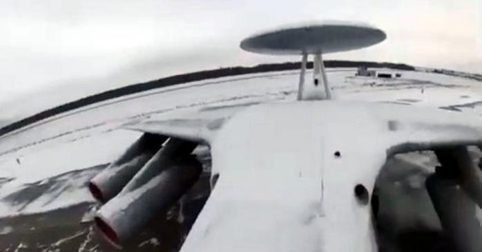Во время боевого вылета дрона по аэродрому «Мачулищи», скриншот видео