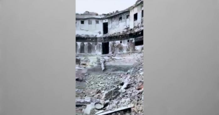 Рашисты разрушают Драмтеатр Мариуполя, скриншот видео