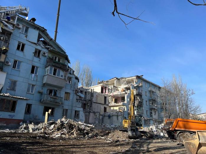 Последствия ракетного удара рф по дому в Запорожье. Фото: ГСЧС