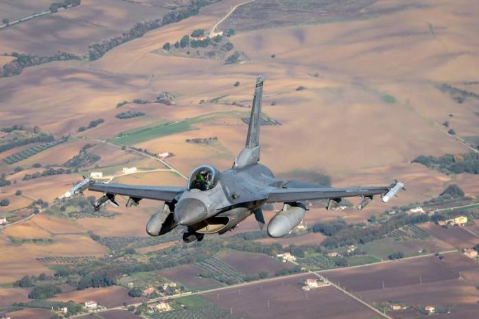 Пілоти ЗСУ прибули в США для навчання на симуляторі F-16. Фото: 