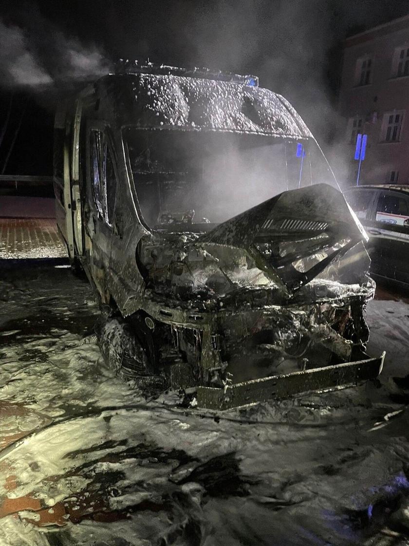 У Польщі зловмисник спалив медичні авто, призначені для допомоги Україні, фото - TVN