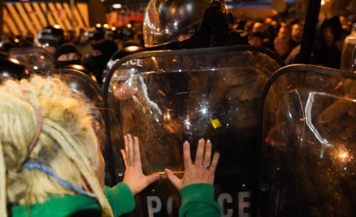 Протести у Грузії - поліція застосувала сльозогінний газ, почалися сутички 
