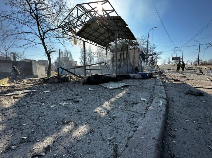 Обстрел российских террористов накрыл остановку в Херсоне, есть погибшие 