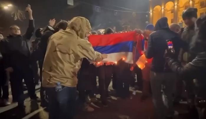 На протестах в Грузии сожгли российский флаг