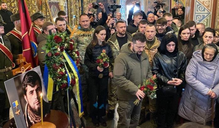Залужний і тисячі людей прийшли попрощатися з Героєм України Да Вінчі у Києві