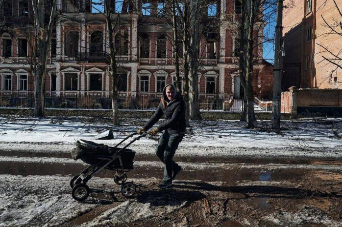 Российский режиссер приехал под Киев снимать фильм о детях из Бахмута