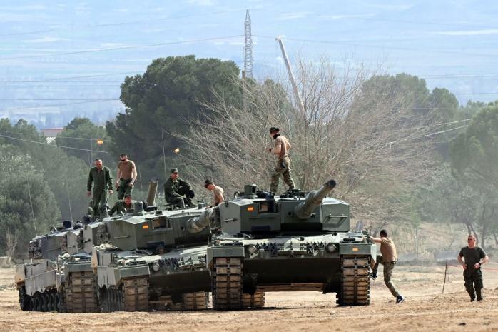 Украинские танкисты завершают обучение в Испании на Leopard 2A4 