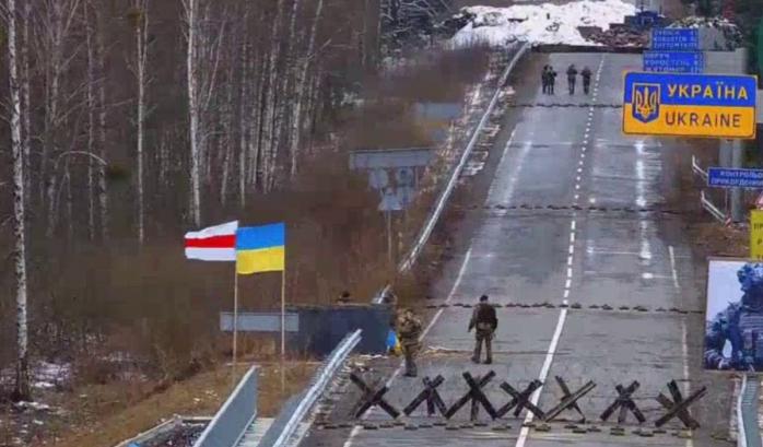 Пограничники вывесили на границе с беларусью запрещенный флаг