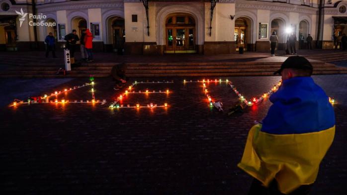 Украинцы почтили память погибших в Драмтеатре Мариуполя