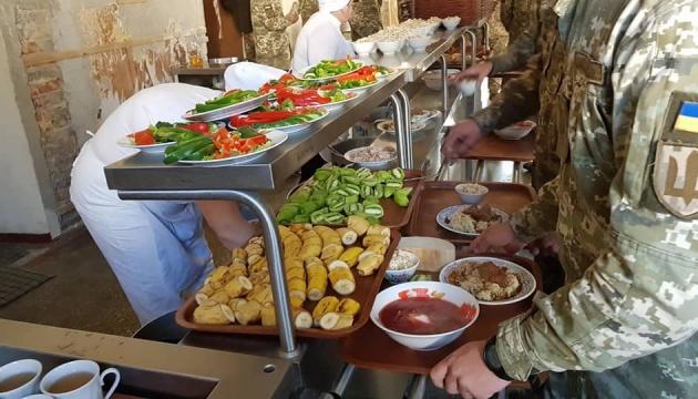 Еда для солдат - поставщики закупают продукты в два-три раза дешевле, чем продают их Минобороны