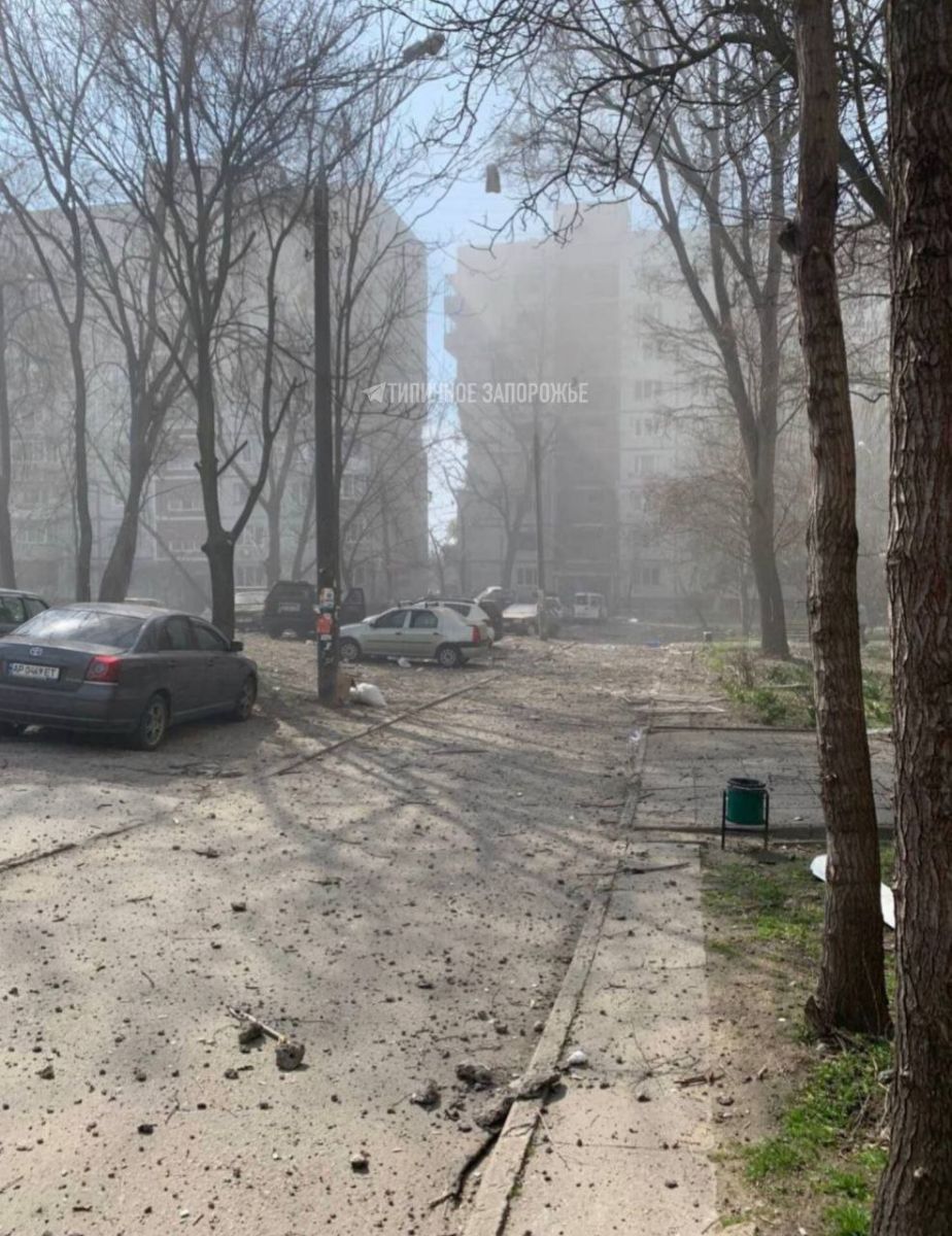 У Запоріжжі російські нелюди знову вдарили по житловій багатоповерхівці - будинок горить 