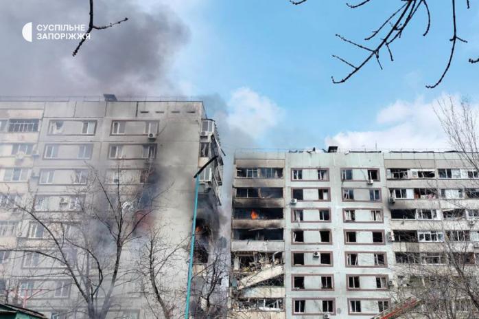 В Запорожье российские изверги снова ударили по жилой многоэтажке — дом горит 