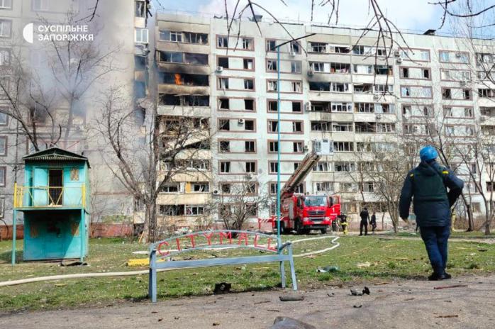 Зеленский опубликовал видео с моментом попадания ракеты по девятиэтажке в Запорожье, другая застряла в крыше