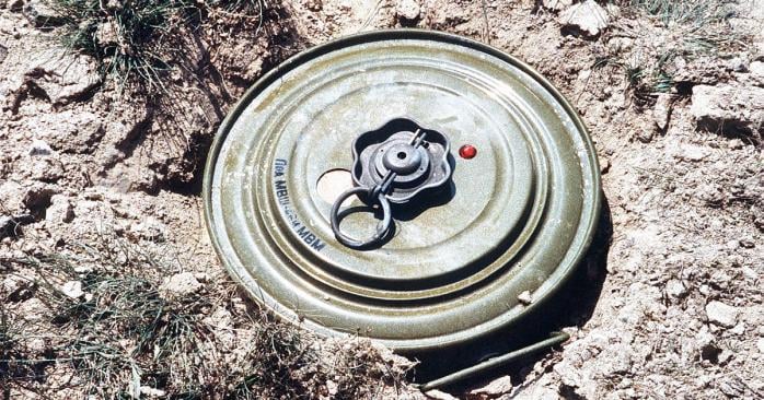 В Херсонской области двое мужчин подорвались на мине, фото: WikiDictonary