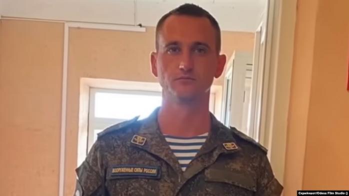 Російського десантника, який втік до Франції, викрили у причетності до воєнних злочинів