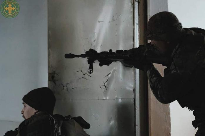 Спецпризначенці бригади Богуна навчаються воювати у замкнутому просторі: відпрацювання тактики CQB