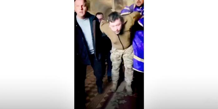 Момент побиття військового у храмі УПЦ у Хмельницькому, скріншот відео