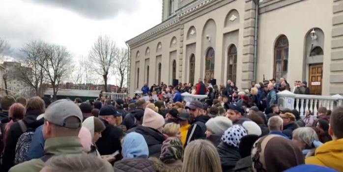 Митинг возле Свято-Покровского кафедрального собора, скриншот видео