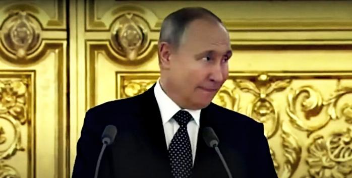 Российский диктатор неуклюже прощается с послами, скриншот видео
