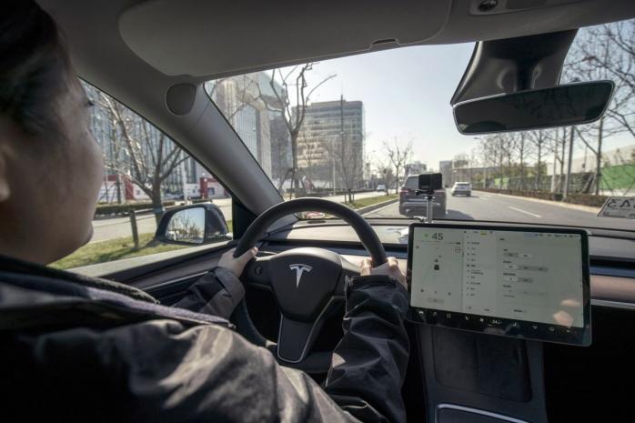 Сотрудники Tesla делились в рабочих чатах видео с камер клиентских авто - Reuters
