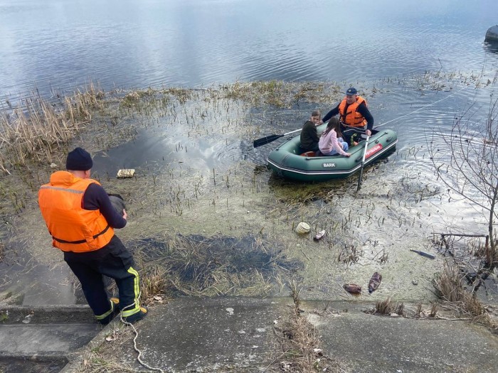 На Рівненщині металевий понтон із дітьми відірвався від берега, фото: ДСНС