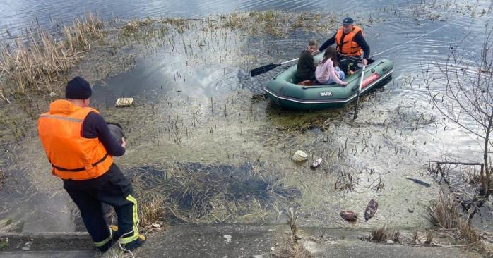 На Рівненщині металевий понтон із дітьми відірвався від берега, фото: ДСНС