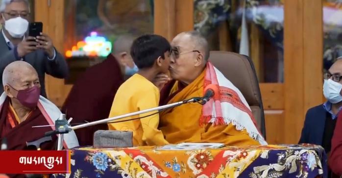 Далай-лама вибачився за поцілунок хлопчика в губи та пропозицію «посмоктати язика»
