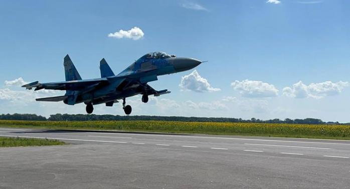  Украинские военные показали взлет истребителя с дороги 