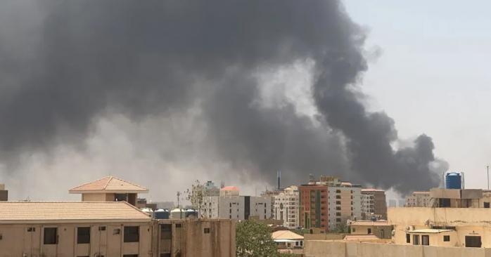 В Судане при попытке госпереворота загорелся украинский самолет. Фото: 