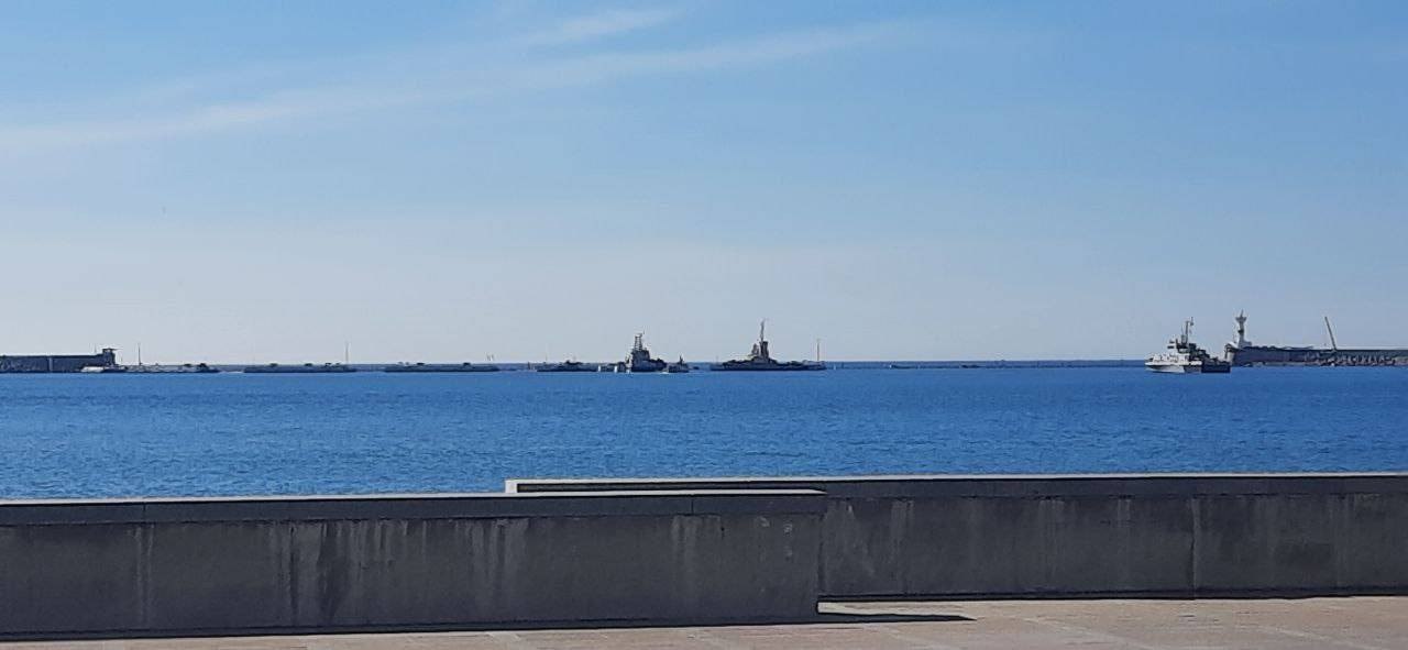 Війська рф перекрили вхід у Севастопольську бухту. Фото: Telegram-канал «Крымский ветер»