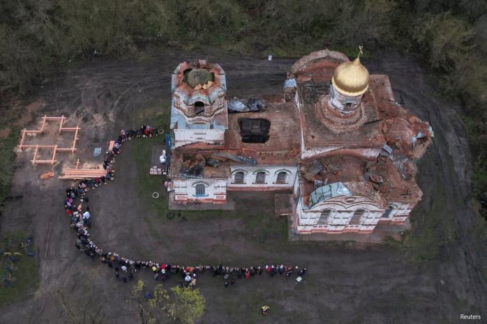 Мешканці села Лукашівка на Чернігівщині прийшли посвятити паски до церкви, зруйнованої війною, фото - Reuters