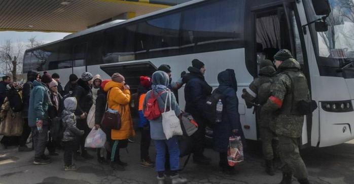 Росіяни вивозять дітей з Енергодара до окупованого Криму