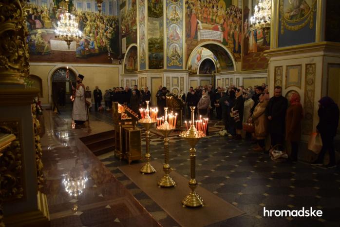  Впервые за 300 лет в Успенском соборе Киево-Печерской лавры провели Пасхальную службу на украинском языке