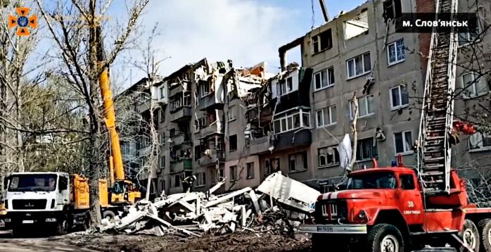 Последствия российских обстрелов многоэтажки в Славянске, фото: ГПСУ