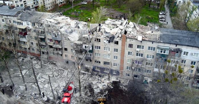 Рашисты 14 апреля ударили по жилому дому в Славянске, фото: Донецкая ОВА