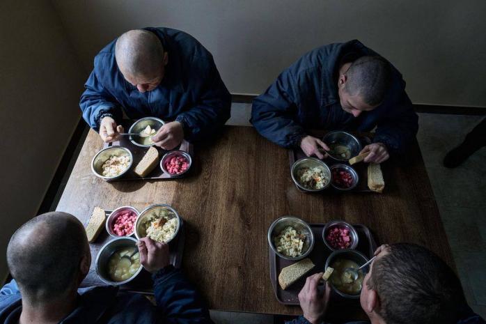 Не уверены, что у них такие условия дома – фотографы о российских пленных в Украине