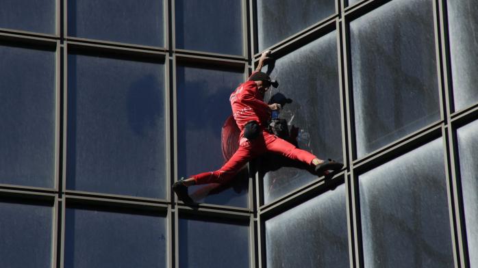 Французский «Спайдермен» взобрался на 38-этажку в знак протеста против пенсионной реформы Макрона