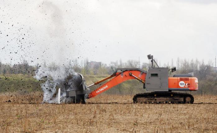 В Украине создали машину разминирования на основе гусеничного экскаватора 
