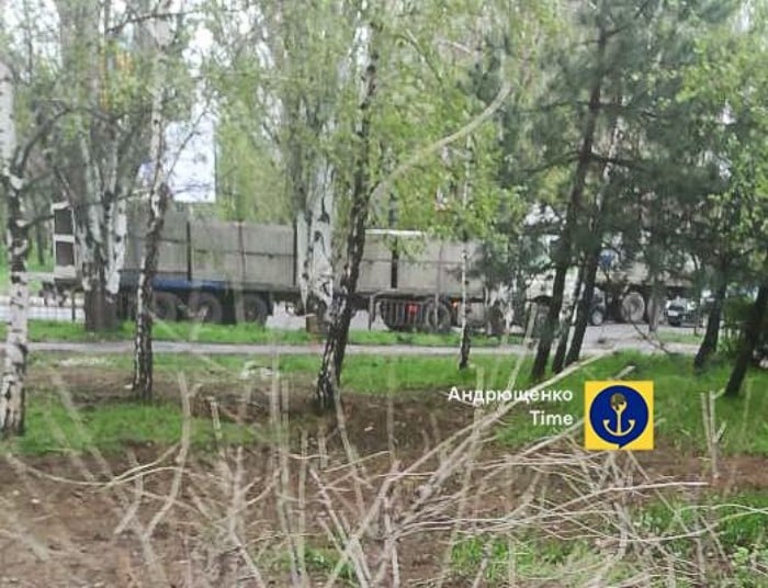 Росіяни везуть бетонні укріплення в бік окупованих районів Запорізької області, фото: Петро Андрющенко 