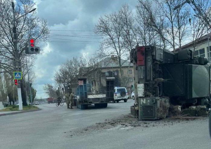 Россияне в Мелитополе перевозили систему ПВО, но не вписались в поворот (ВИДЕО)