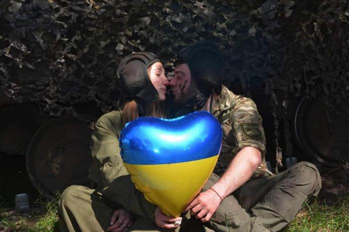 Украинский танкист сделал любимой предложение руки и сердца на передовой